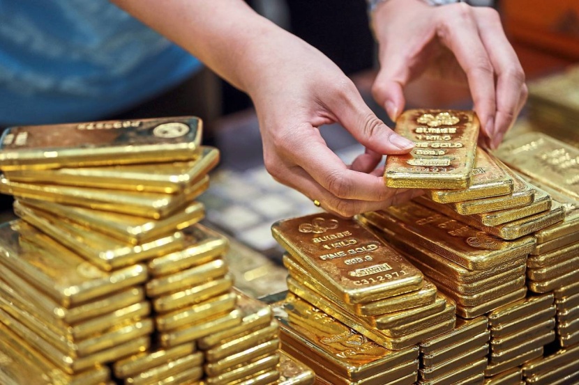 الذهب يتراجع مع تحسن شهية المخاطرة لدى المستثمرين .. والدولار ينهي ارتفاعاته