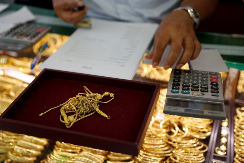 الذهب يتراجع 1% مع الإقبال على المخاطرة بفضل خطط تخفيف العزل