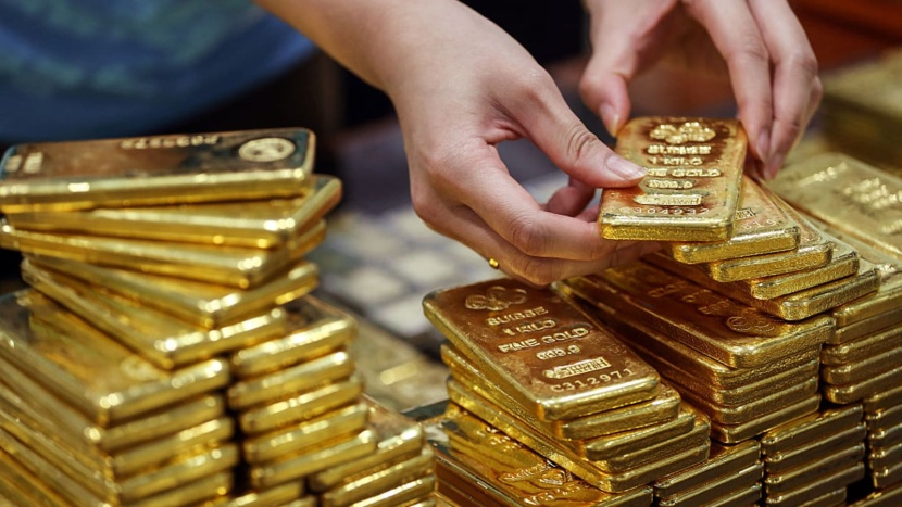 أسعار الذهب مستقرة دون تغيير وارتفاع الدولار يكبح المكاسب