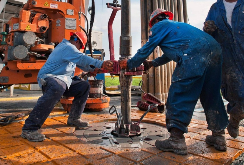روسيا تبدي استعدادها لخفض إنتاجها 1.6 مليون برميل يوميا .. والخام الأمريكي يقفز 11 % 