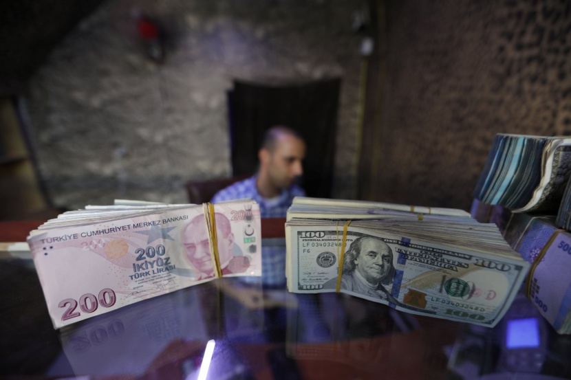 الليرة التركية تتراجع إلى 7.02 مقابل الدولار