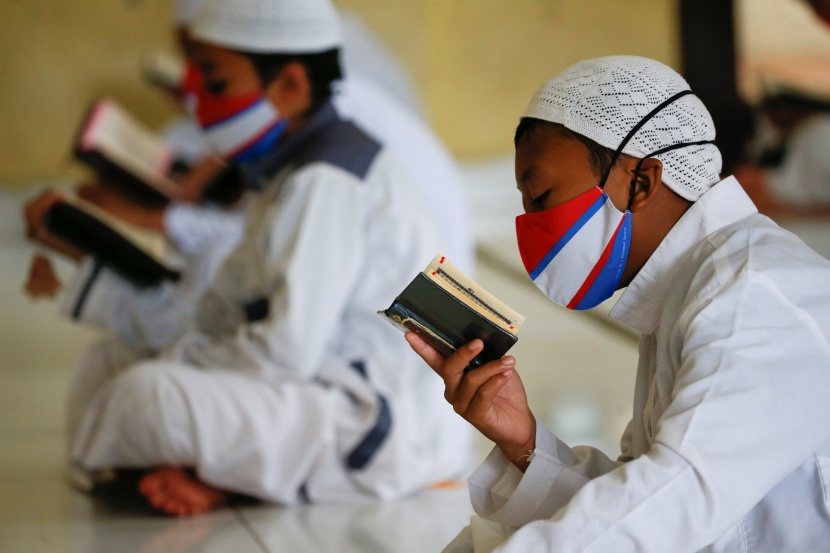   أطفال يقرأون القرآن في أحد مساجد إندونيسيا