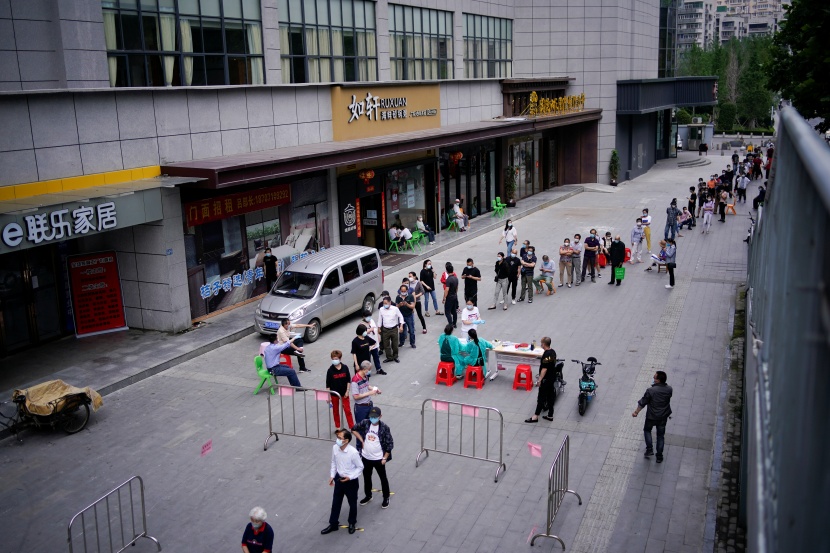 حشود تتوجه إلى العيادات في ووهان الصينية للخضوع لفحص كورونا