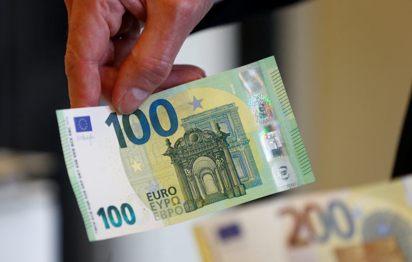 اليورو يرتفع بفضل اقتراح صندوق أوروبي.. والدولار يتراجع