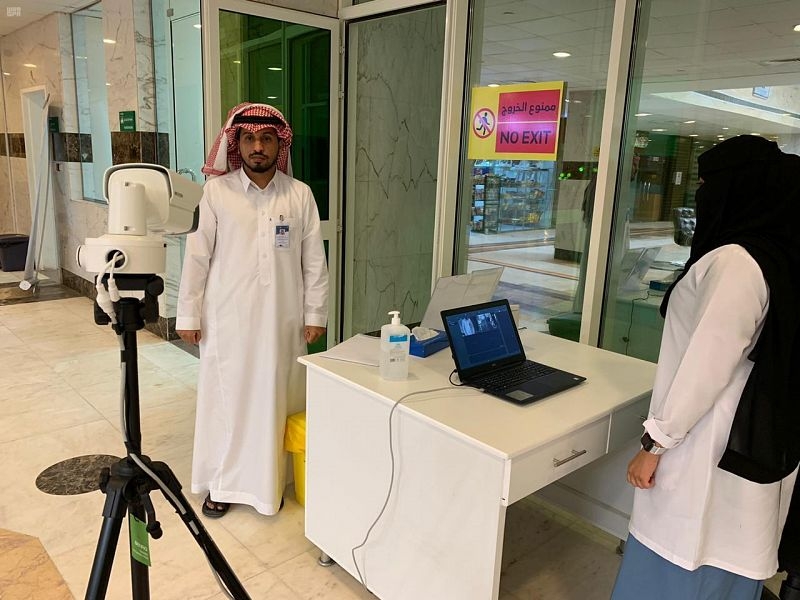 استخدام تقنية الذكاء الصناعي لفحص حرارة مراجعي مستشفى بريدة
