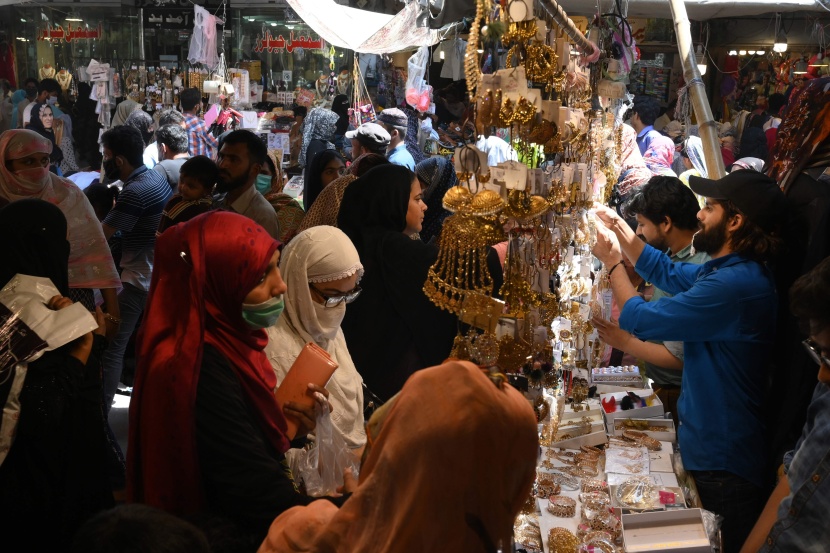نساء يتسوقن في متجر للمجوهرات استعدادا لعيد الفطر في باكستان.
