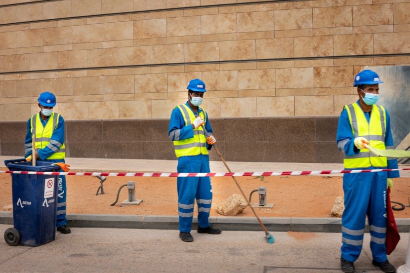 فقدان عمال أجانب لوظائفهم قد يخفض عدد سكان دول الخليج بنسبة تصل إلى 10% 