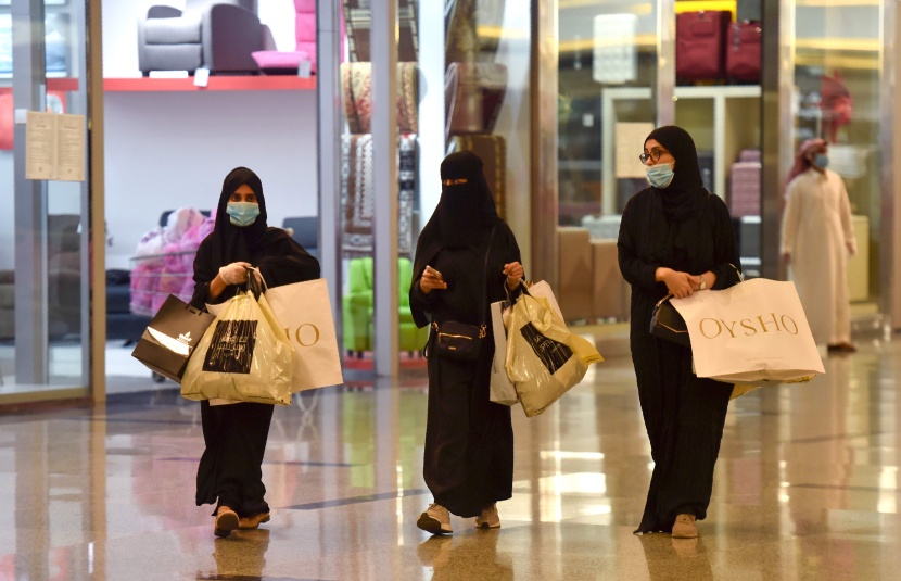 متسوقون في الرياض خلال شرائهم مستلزمات العيد قبل بدء منع التجول الكلي في المملكة