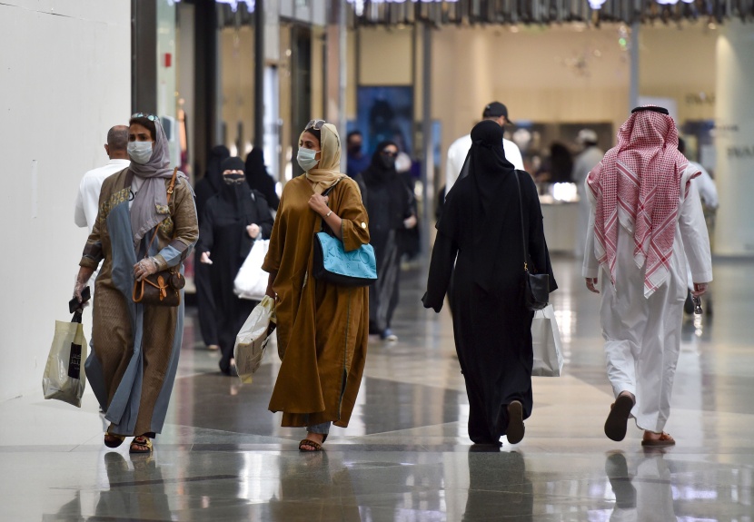 متسوقون في الرياض خلال شرائهم مستلزمات العيد قبل بدء منع التجول الكلي في المملكة