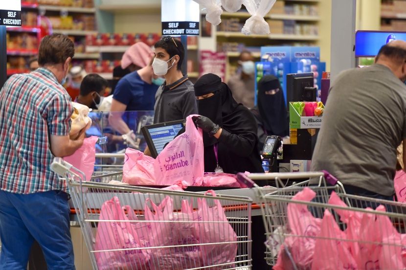 متسوقون في الرياض خلال شرائهم مستلزمات العيد قبل بدء منع التجول الكلي في المملكة