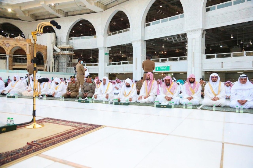 إقامة صلاة عيد الفطر في الحرمين الشريفين وفقاً للأعداد والضوابط المتبعة 