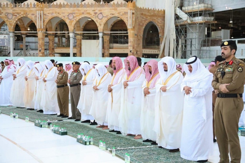 إقامة صلاة عيد الفطر في الحرمين الشريفين وفقاً للأعداد والضوابط المتبعة 