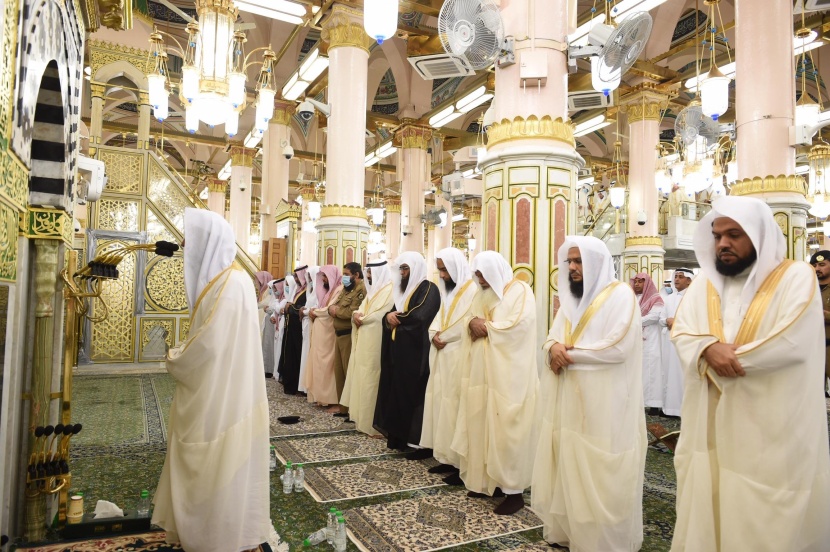 إقامة صلاة عيد الفطر في الحرمين الشريفين وفقاً للأعداد والضوابط المتبعة 