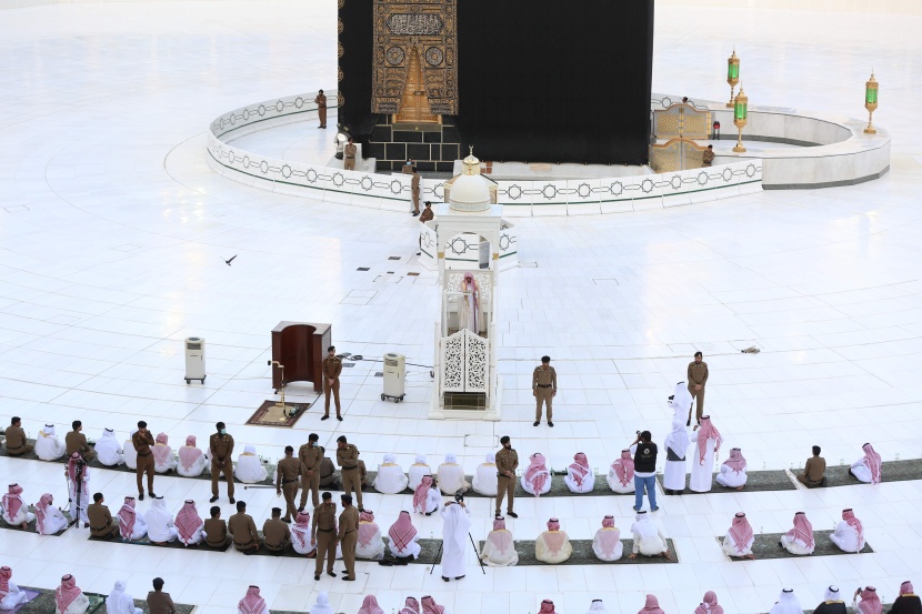 صور بثتها وكالة الأنباء الفرنسية لصلاة عيد الفطر في الحرم المكي اليوم