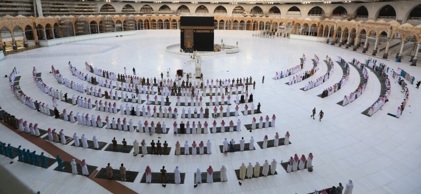 صور بثتها وكالة الأنباء الفرنسية لصلاة عيد الفطر في الحرم المكي اليوم