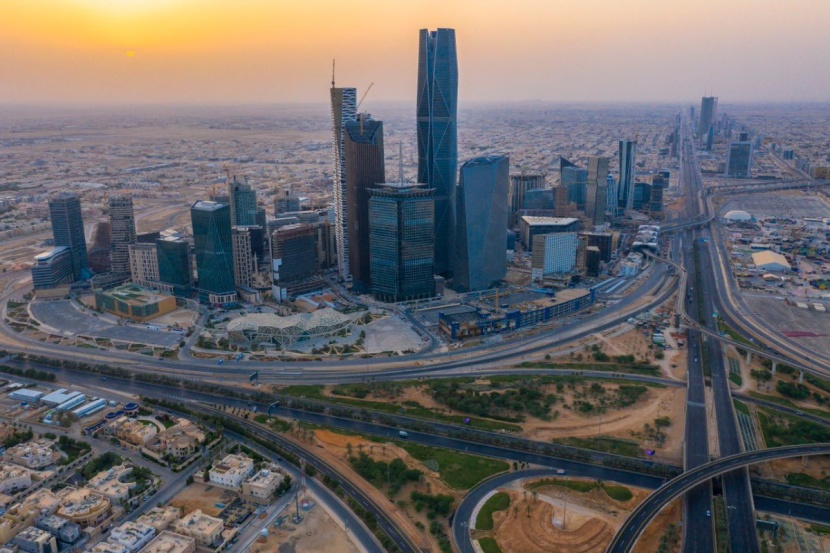 الرياض تشهد التزام المواطنين والمقيمين بمنع التجول الكلي في أيام العيد. 