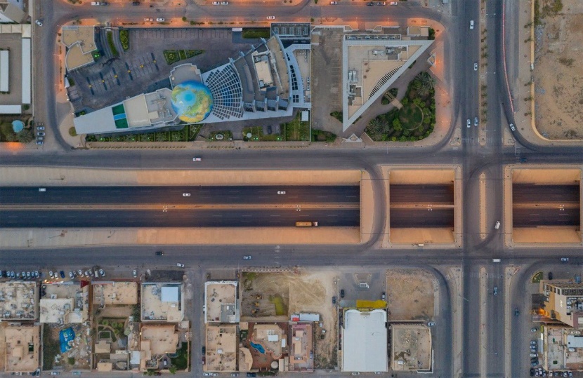 الرياض تشهد التزام المواطنين والمقيمين بمنع التجول الكلي في أيام العيد. 