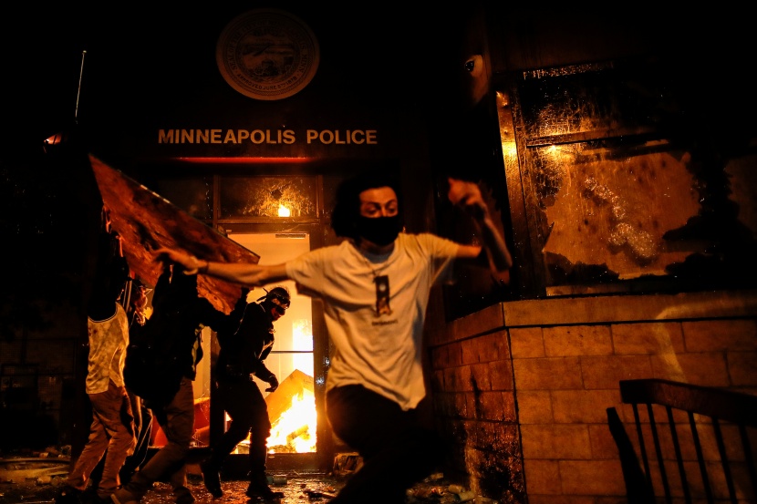  حرق مراكز الشرطة في مدينة منيابوليس الأمريكية مع اتساع نطاق الاضطرابات 