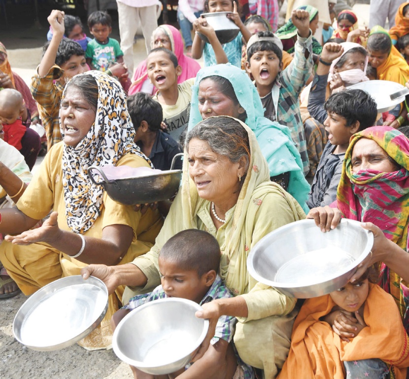 عائلات هندية تقطعت بها السبل بعد الإغلاق العام ترفع أواني الطعام احتجاجا على الحكومة