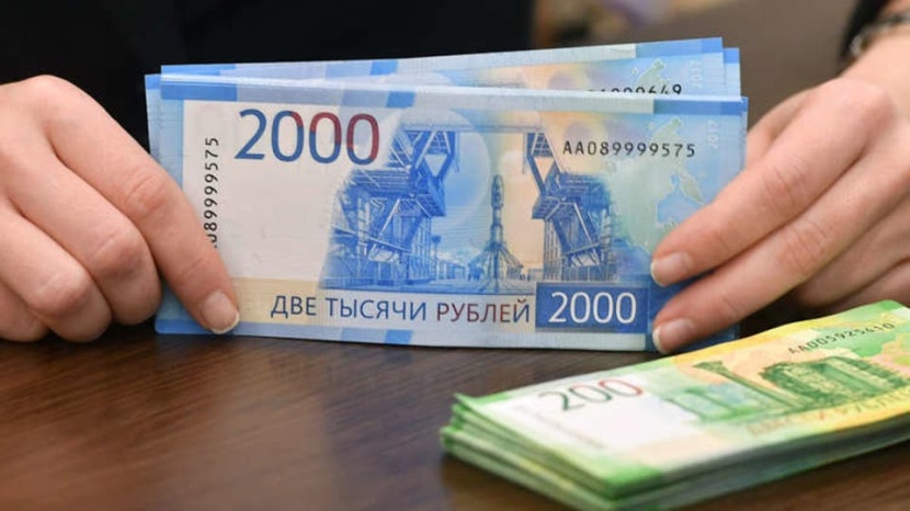 الروبل الروسي ينزل عن مستوى 70 مقابل الدولار للمرة الأولى منذ أوائل مارس