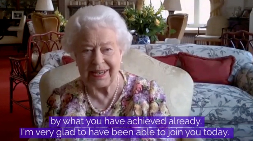 في سن 94 عاما .. الملكة إليزابيث الثانية تجري أول اتصال بالفيديو