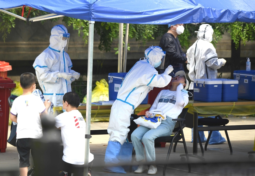 الصين تسجل 40 إصابة جديدة بفيروس كورونا وعودة الإغلاق في جزء من العاصمة