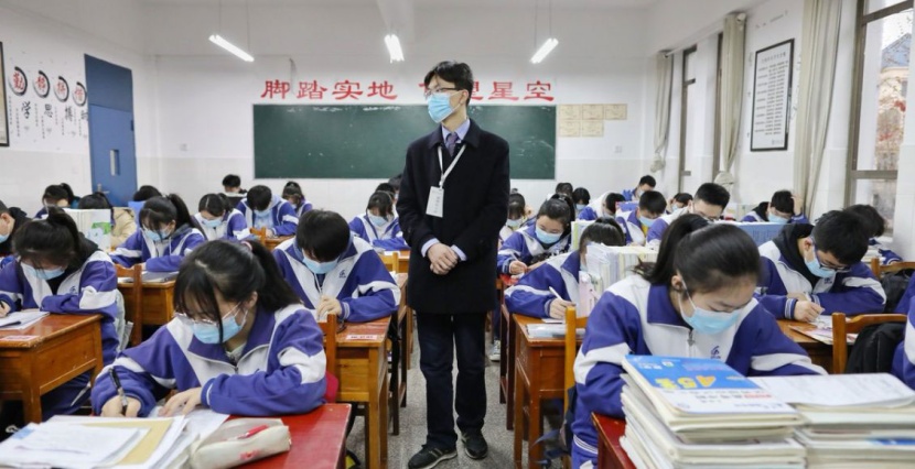 بكين تفرض حظرا جزئيا على السفر وتغلق المدارس بعد ظهور بؤر جديدة لفيروس كورونا