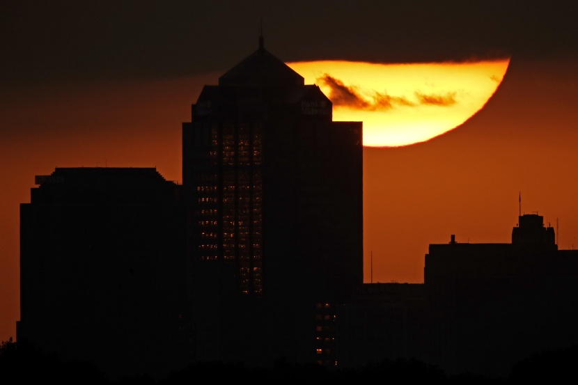 لحظة غروب الشمس اليوم في مدينة  كانساس سيتي الأمريكية