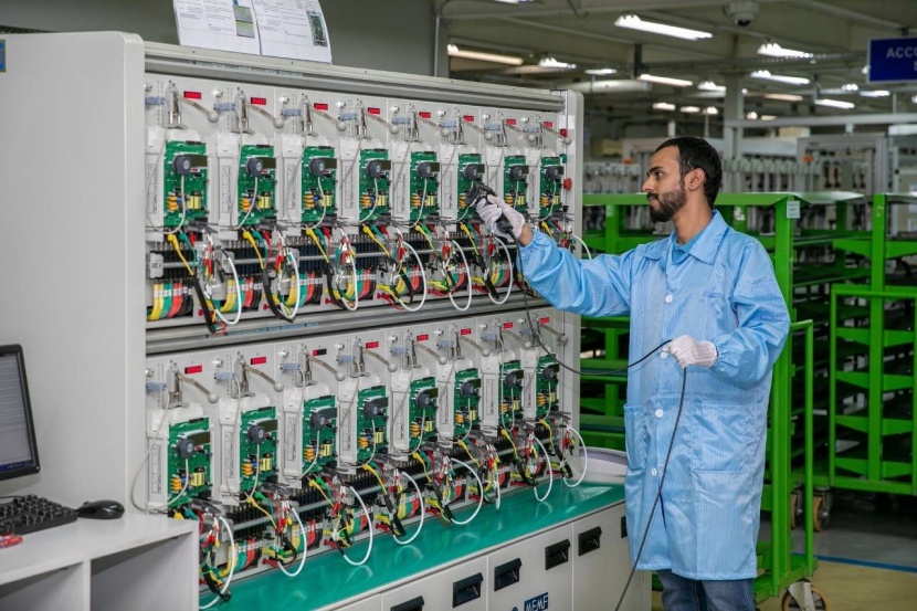 «نقل الكهرباء» تطور شبكاتها بعمليات صيانة حية لاستبدال العوازل