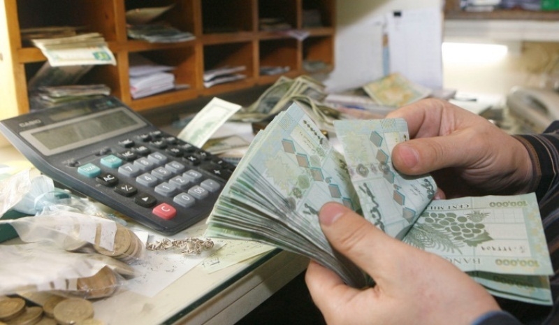 المدير العام السابق لوزارة المالية اللبنانية : البنوك هربت 6 مليارات دولار للخارج
