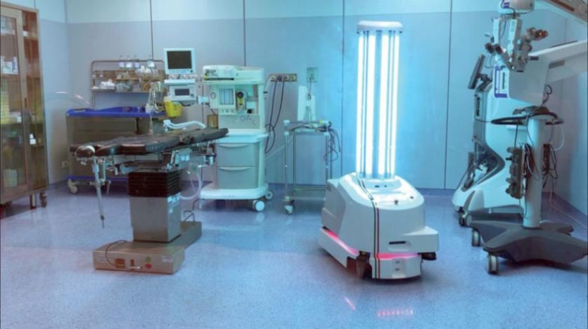 دبي: 8 روبوتات لتعقيم المستشفيات من كورونا
