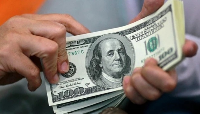 الدولار يتراجع لأدنى مستوى في أسبوع .. وبيانات إيجابية تعزز شهية المخاطرة 