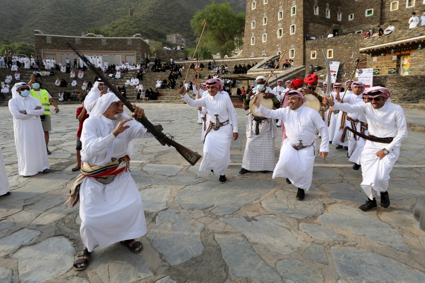 أهالي رجال ألمع يستقبلون زوار صيف السعودية بالعرضة