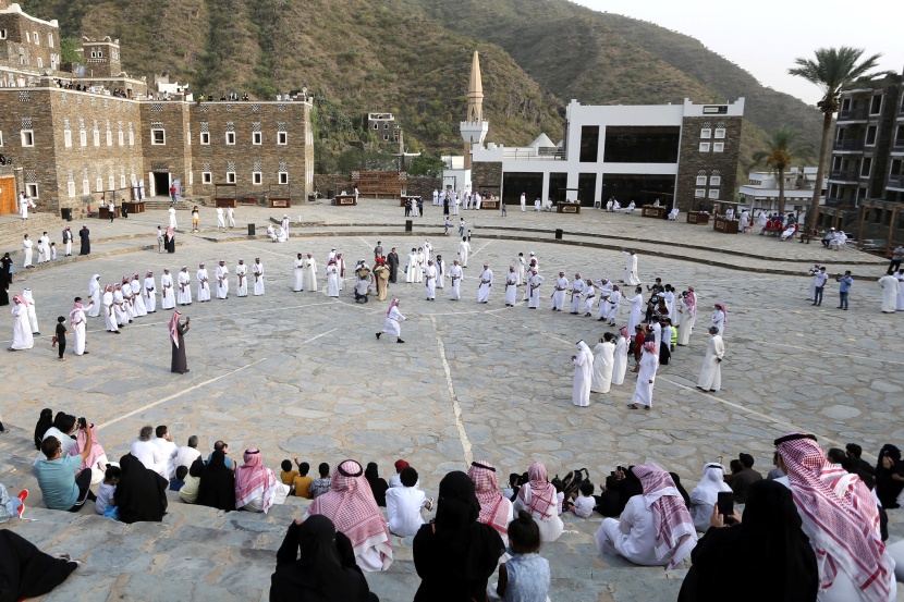 أهالي رجال ألمع يستقبلون زوار صيف السعودية بالعرضة