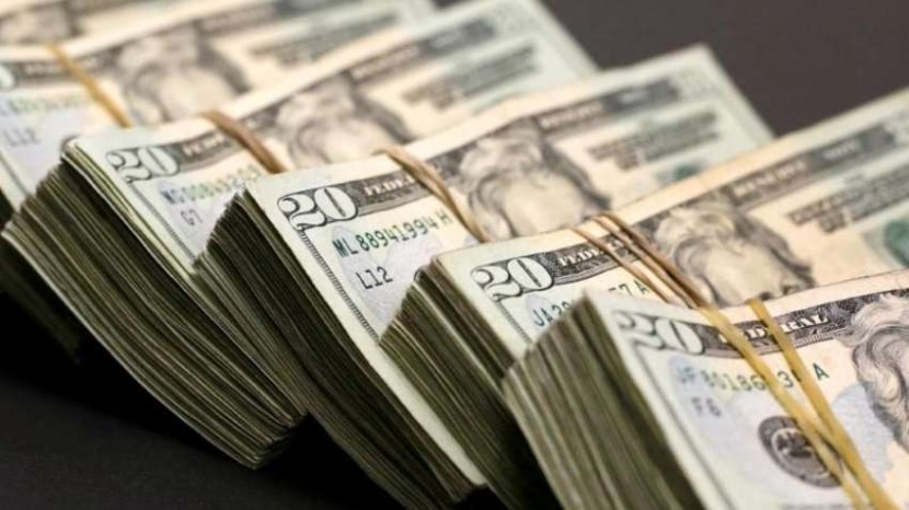 الدولار ينخفض لأدنى مستوى في عامين مع ارتفاع إصابات كورونا في أمريكا