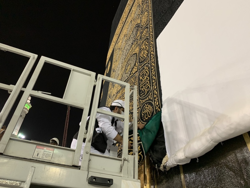 استبدال ثوب الكعبة المشرفة