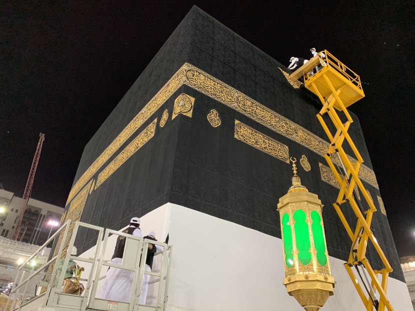 استبدال ثوب الكعبة المشرفة