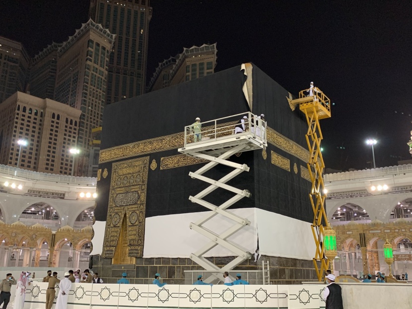 استبدال ثوب الكعبة المشرفة