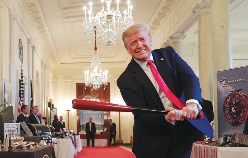 الرئيس الأمريكي يلوح بمضرب بيسبول خشبي أثناء حضوره معرض «روح أمريكا» في البيت الأبيض