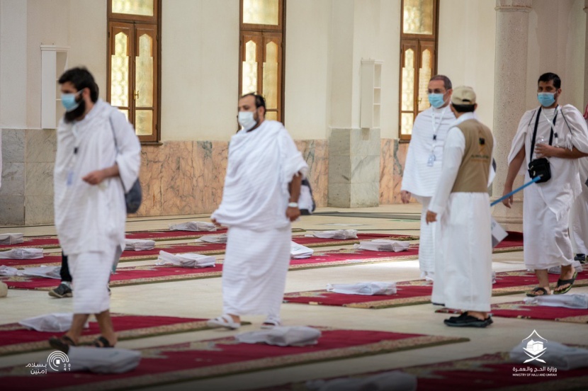 حجاج بيت الله الحرام يصلون إلى مشعر عرفات