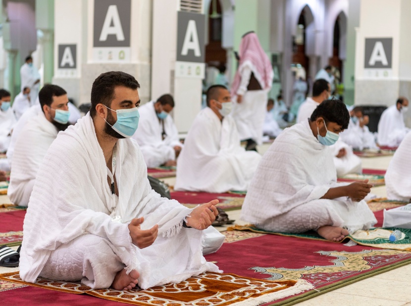 حجاج بيت الله الحرام يصلون إلى مشعر عرفات