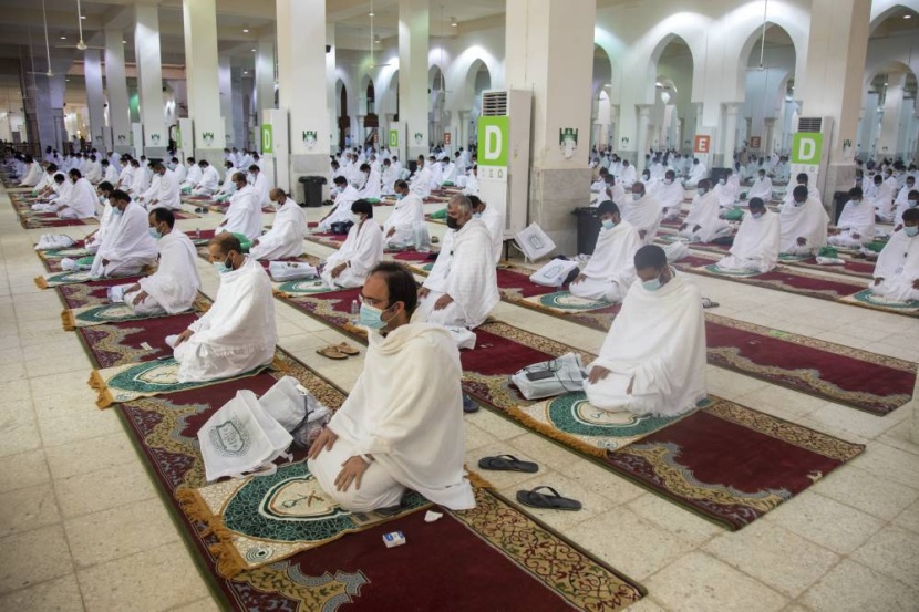 ضيوف الرحمن يرمون جمرة العقبة وينحرون الهدي بعد قضاء ركن الحج الأعظم