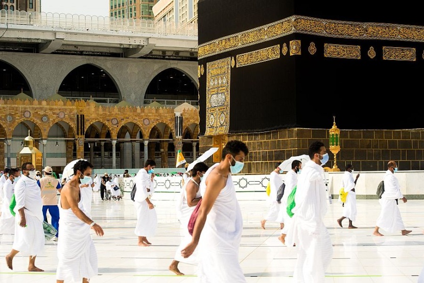 ضيوف الرحمن يؤدون طواف الإفاضة بالمسجد الحرام وسط أجواء إيمانية