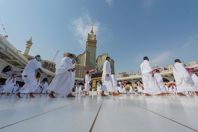 ضيوف الرحمن يؤدون طواف الإفاضة بالمسجد الحرام وسط أجواء إيمانية