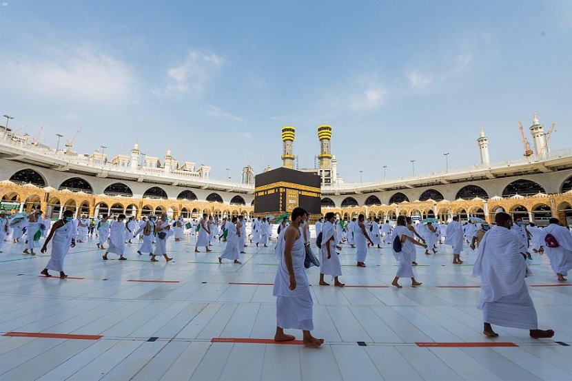 ضيوف الرحمن يؤدون طواف الإفاضة بالمسجد الحرام وسط أجواء إيمانية