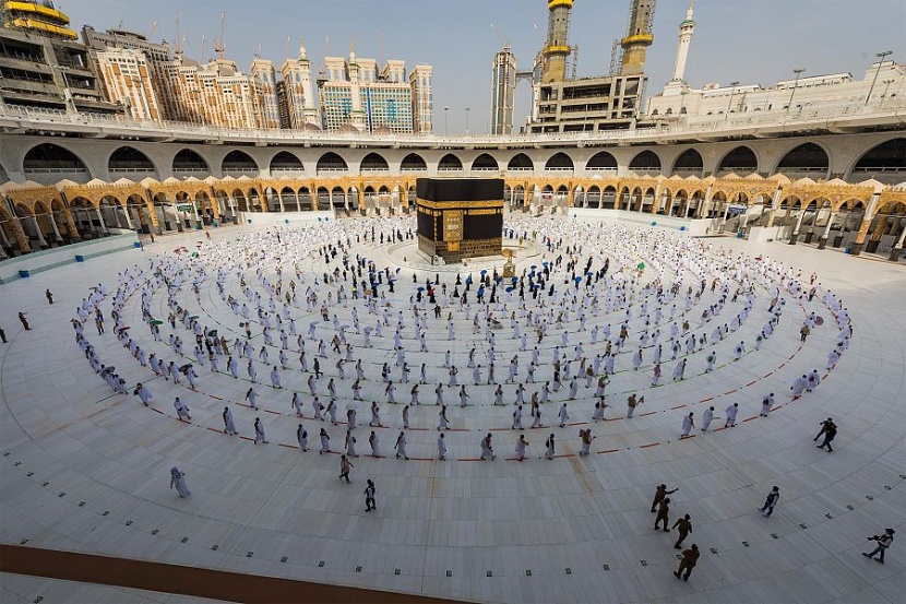 ضيوف الرحمن يؤدون طواف الإفاضة بالمسجد الحرام وسط أجواء إيمانية