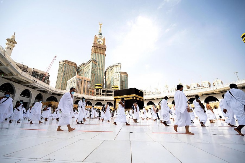 ضيوف الرحمن يؤدون طواف الإفاضة بالمسجد الحرام وسط أجواء إيمانية