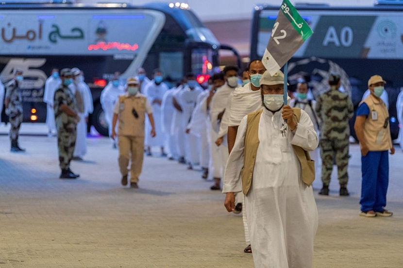 حجاج بيت الله الحرام يصلون إلى مشعر منى بعد أن منٌ الله عليهم بأداء نسكهم