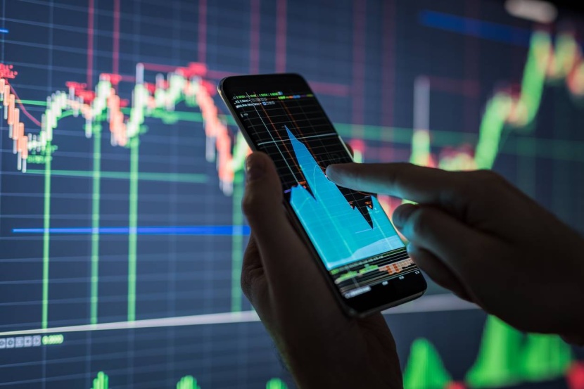عبث الشباب ينتهي بمأساة في سوق التداولات الإلكترونية