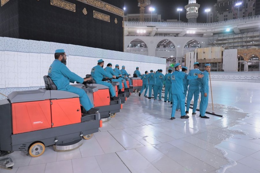 بعد أداء الحجاج طواف الإفاضة.. تعقيم وتطهير المسجد الحرام